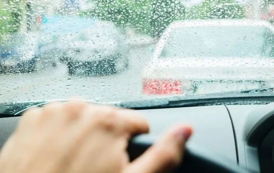 Kebiasaan Sederhana yang Membuat Kaca Mobil Kusam