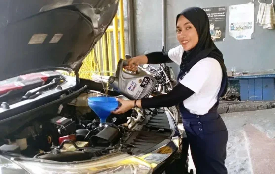 Tips Memilih Pelumas Tepat untuk Mobil Hybrid Modern