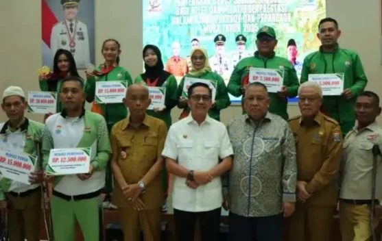 Pemkot Palembang Serahkan Bonus Atlet dan Pelatih