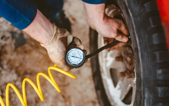 Cara Memeriksa Tekanan Ban Sebelum Bepergian Jauh