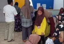 Cairkan Bantuan PIP, Warga Pekalongan Rela Antre Mengular