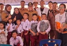 Bupati Tapteng Beri Bantuan Peralatan Sekolah Darurat 