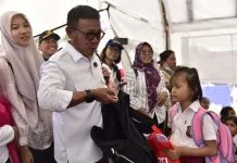 Bupati Tapteng Serahkan Perlengkapan Sekolah Bantuan Donatur