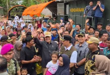 Menkopolkam Serahkan Bantuan dan Tinjau Pengungsi di Palembayan