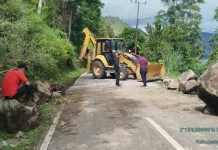 Pemkab Humbang Hasundutan Bersihkan Material Longsor Menuju Bakkara
