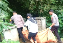 Polisi Evakuasi Sesosok Mayat Tanpa Identitas di Selokan 