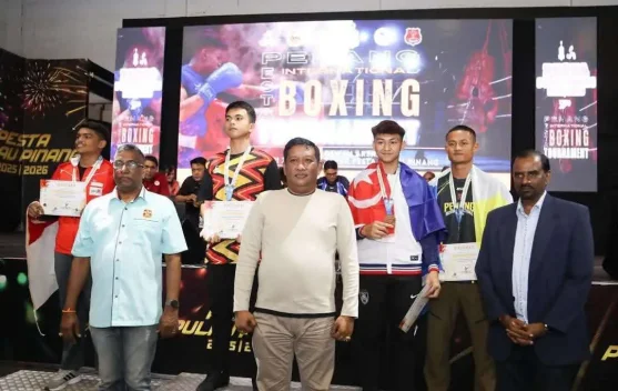 Senangnya Enos Meraih Medali Internasional Pertamanya