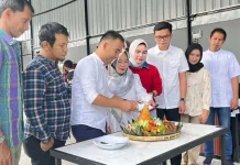 Cuci Mobil Sambil Teguk Secangkir Kopi