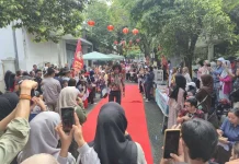 Masyarakat Memadati Kopinang Retro Fashion Show