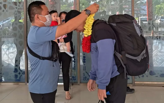 Enos Pulang dan Disambut Hangat di Kampung Halamannya