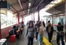 Aktivitas Penumpang Terdampak Akibat Banjir di Stasiun Kota