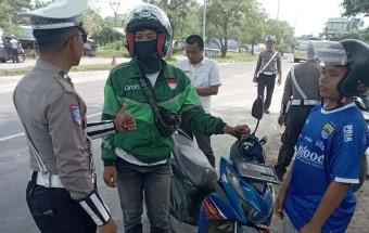 Polantas Majalengka Edukasi Ojol Lewat E-TLE Mobile Handheld 