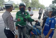 Polantas Majalengka Edukasi Ojol Lewat E-TLE Mobile Handheld 