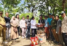 Wabup Touna Serahkan Sembako Keluarga Ibu Pirna