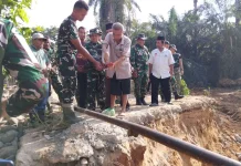 TNI Bersama Warga Bangun Jembatan Bailey Perdana di Parjalihotan Pinangsori